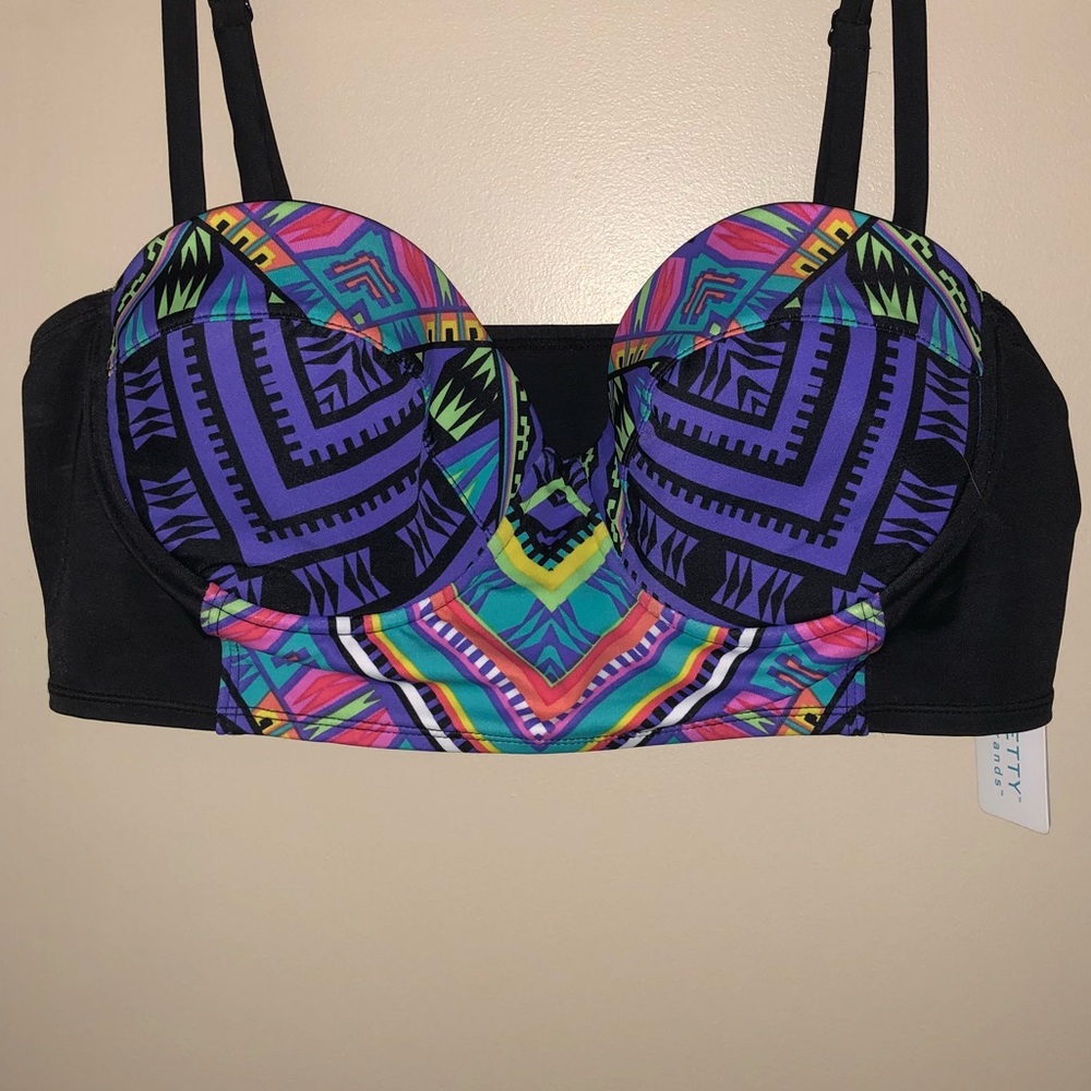 ✨NWT✨ Fun & sporty tribal design bikini top